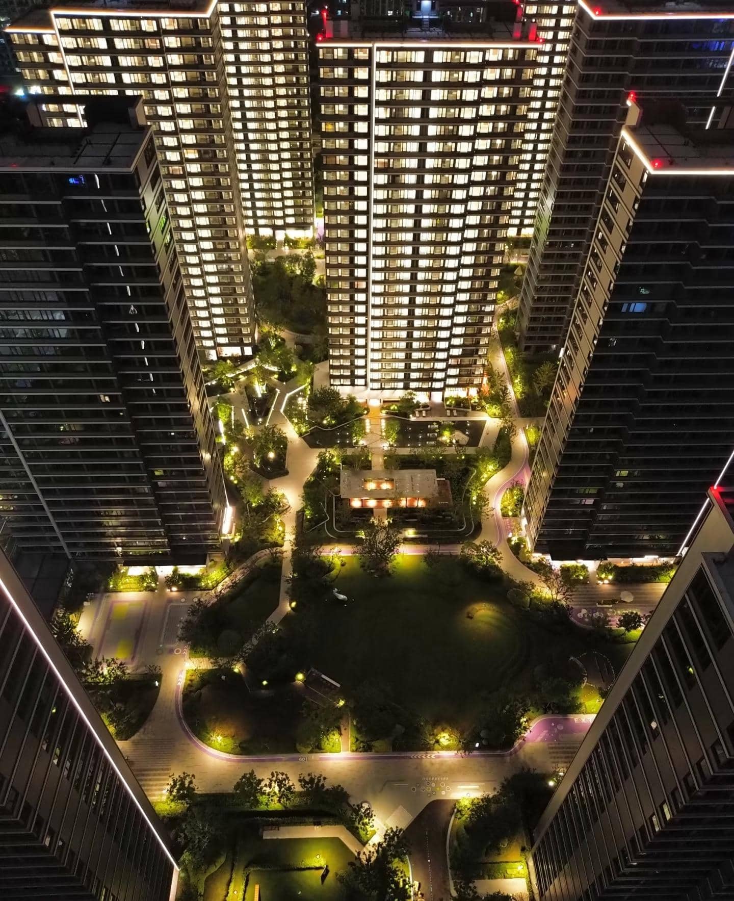 萬科物業(yè)“太陽鐘”技術入選《2025美麗中國綠色空間使用者年鑒》 引領社區(qū)智慧綠化新風尚